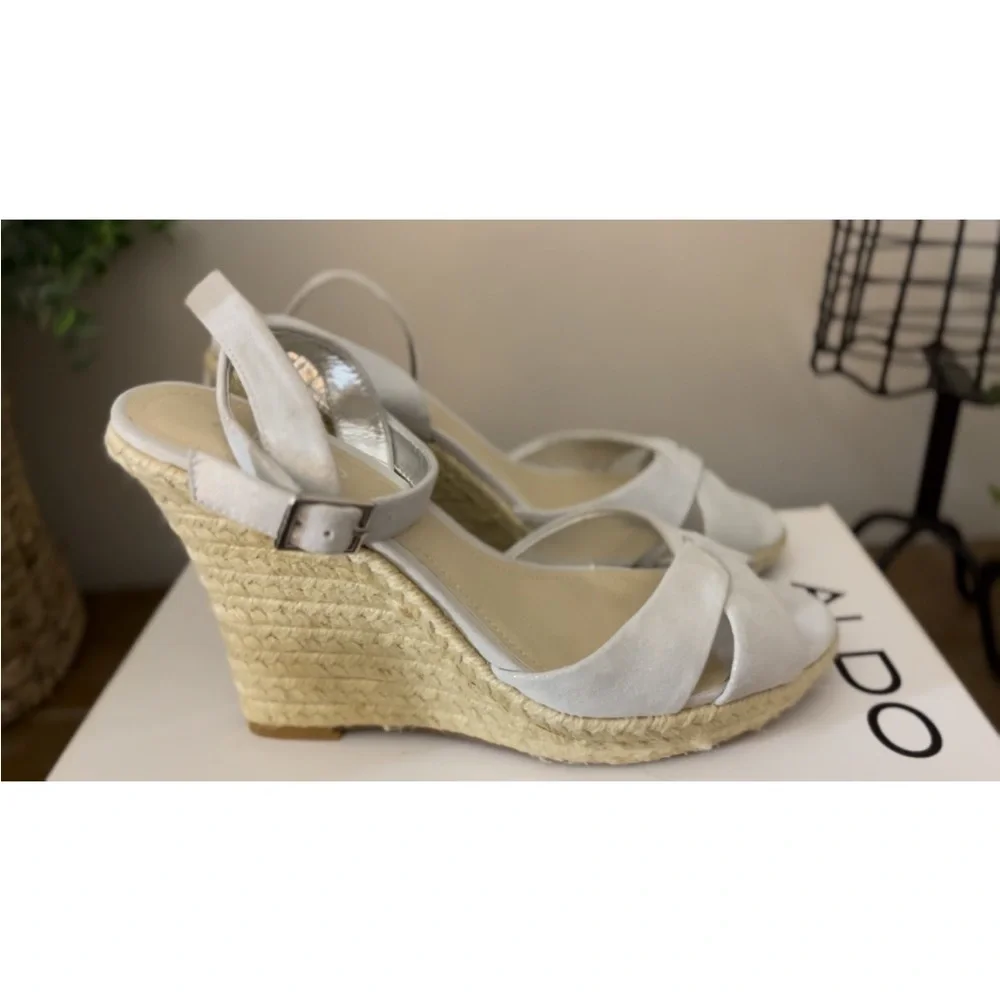 🖤 Metallic shimmer! women’s wedge size 37 (women’s size 6.5/7). New/never worn.